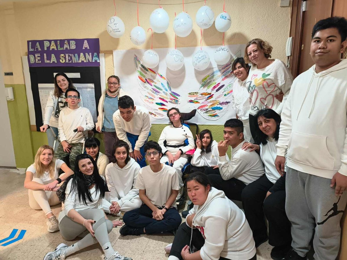 todos con globos blancos en el cole