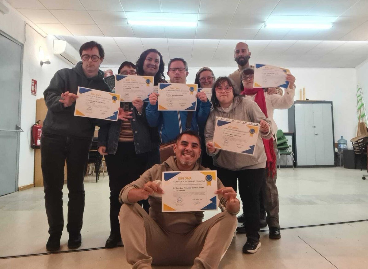 Evaluadores con su diploma