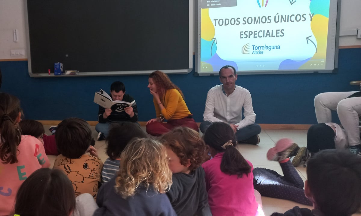 leyendo cuento a los niños