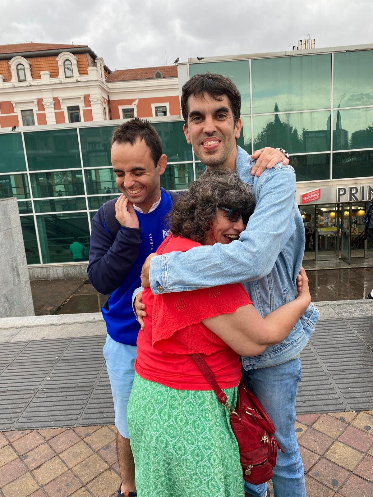MAYO- JUANLU, ALVARO E ISA EN OCIO ABRAZO