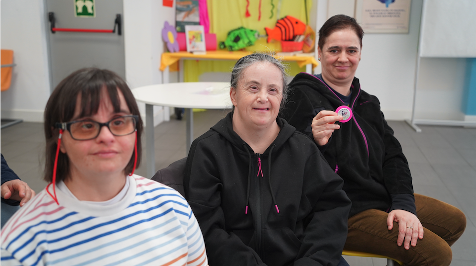 tres mujeres sonriendo a cámara