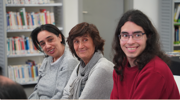 tres personas sonriendo