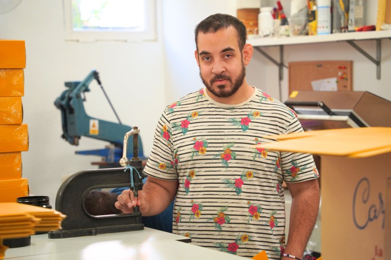 hombre con máquina de coser