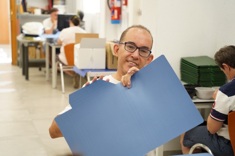 hombre sonriendo con cartulina