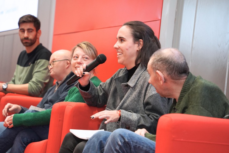 público participando en el evento