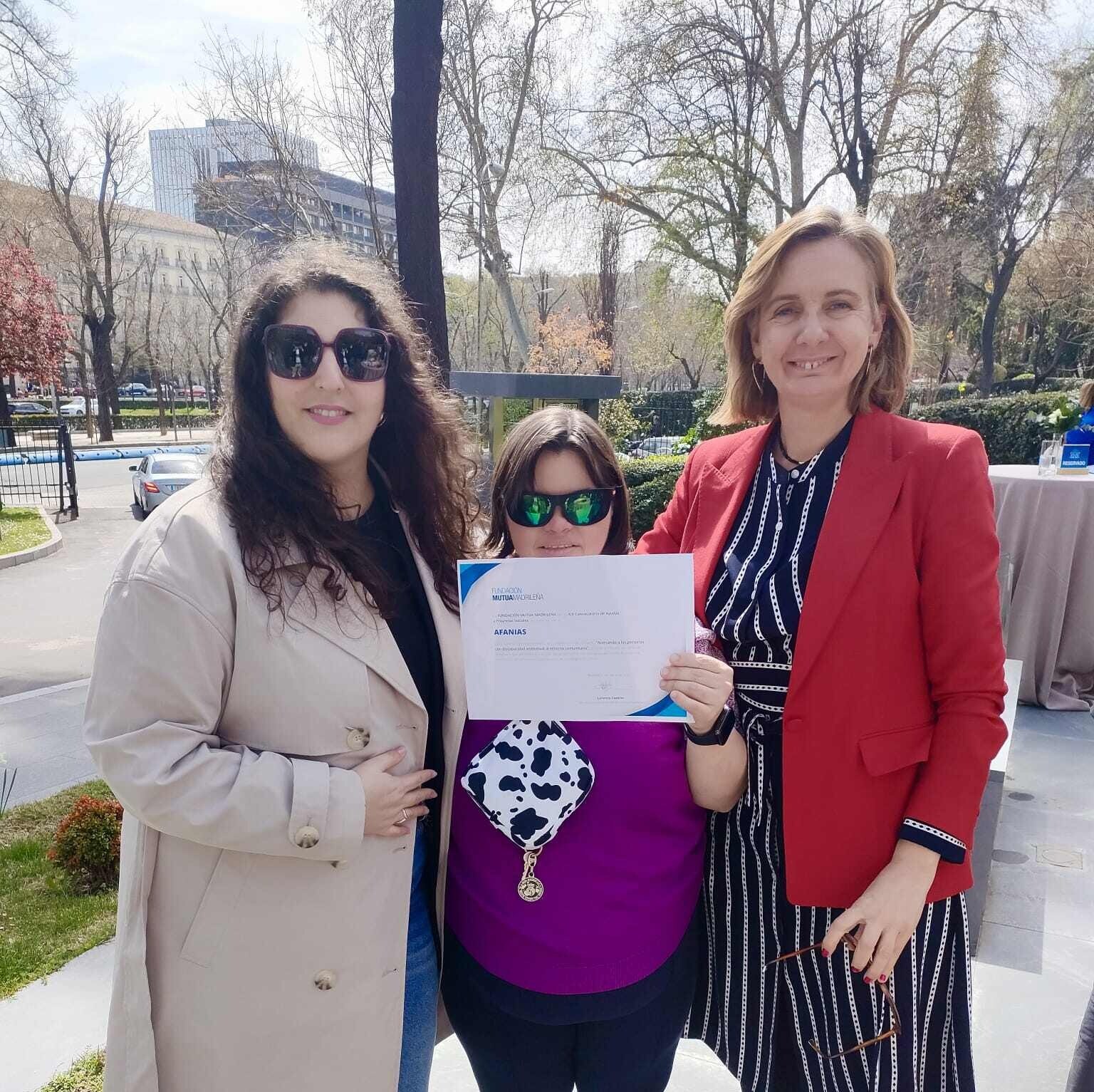 posando con el reconocimiento